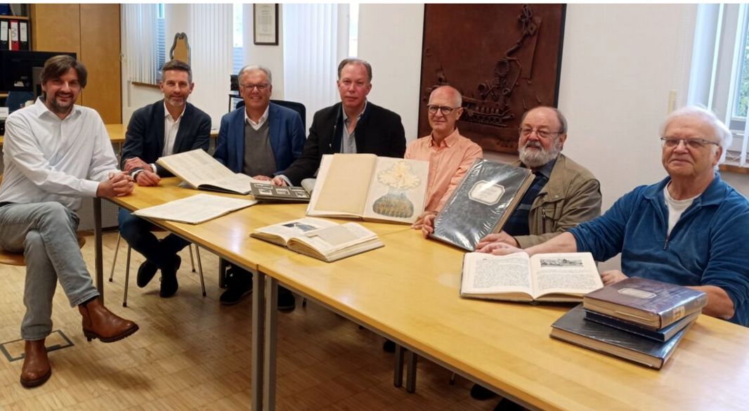 von links Stadtarchivar Matthias Haupt, Soyens Bürgermeister Thomas Weber, Bürgermeister Michael Kölbl, Dr. Hans Hinterberger, Johann Winkler, Timotheus Winkler und Dr. Karl Knauer. 