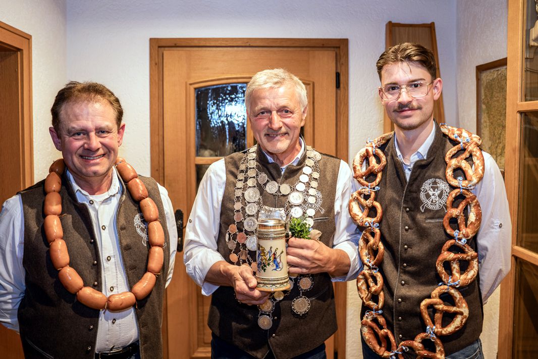 Die Könige v.l.n.r Johann Grill (Wurstkönig), Andreas Thaller sen. (Schützenkönig), Daniel Schiller (Brezenkönig)
