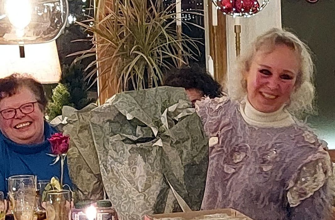 Sichtlich erfreut über die Blumen: Maria Schletter und Ingrid Freundl