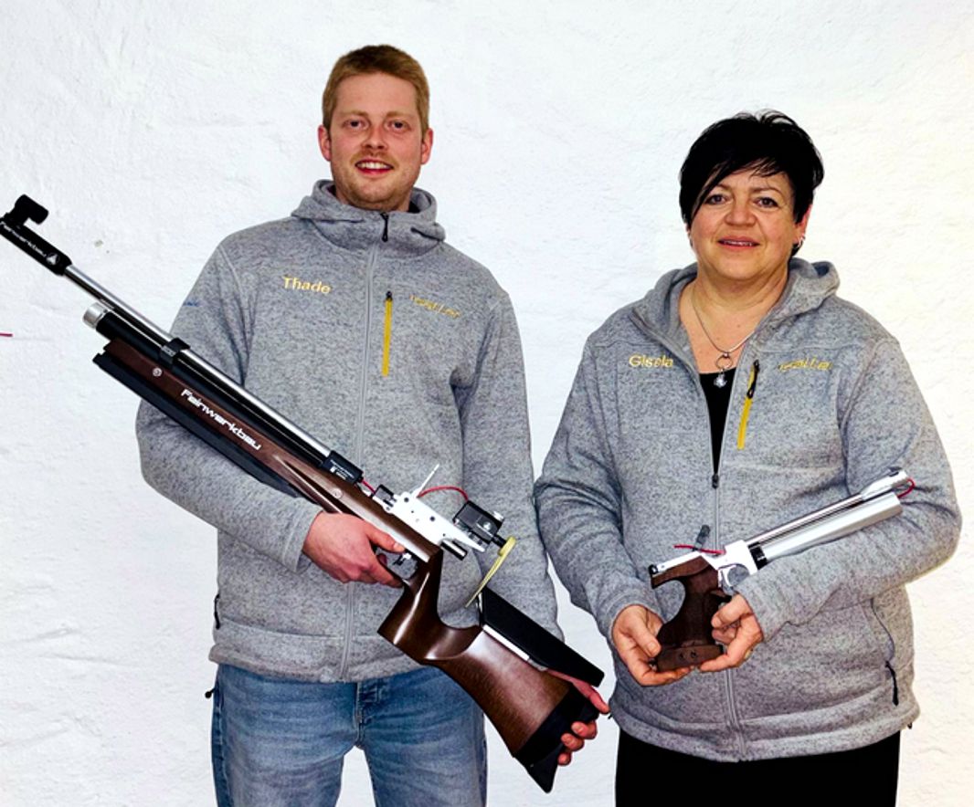 Thaddäus und Gisela präsentieren die neuen Sportgeräte