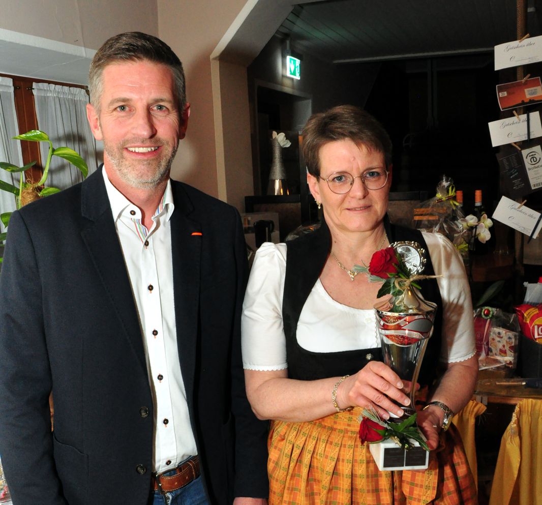 Bürgermeister Thomas Weber überreichte der Schützenmeisterin Irmi Kebinger den Pokal