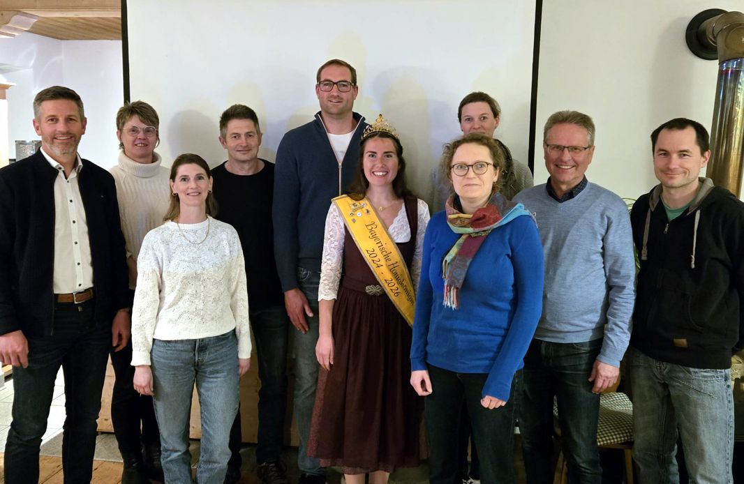 Von links hinten: Bürgermeister Thomas Weber, Uschold Mandy (Beisitzerin), Thaddäus Berger (Kassenprüfer), Christian Müller (1.Vorsitzender), Barbara Müller (Schriftführerin)  Von links vorne: Christine Schimpflingseder (2. Vorsitzende), Honigkönigin Elen
