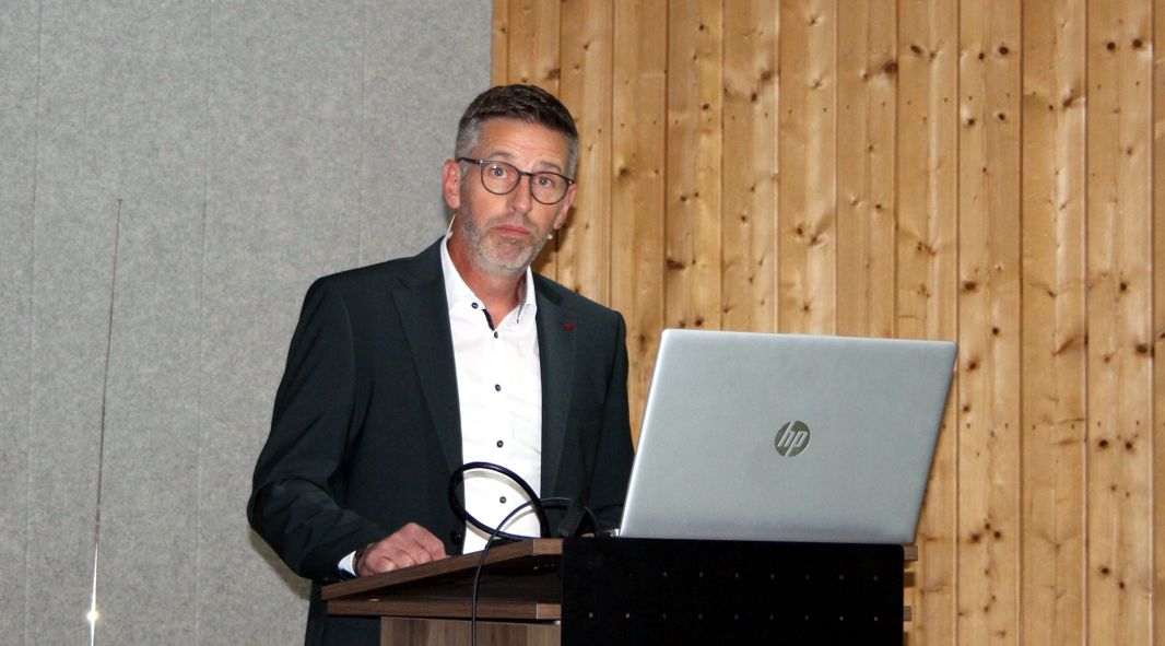 Bergrüßte die Versammlung: 1. Bürgermeister Thomas Weber