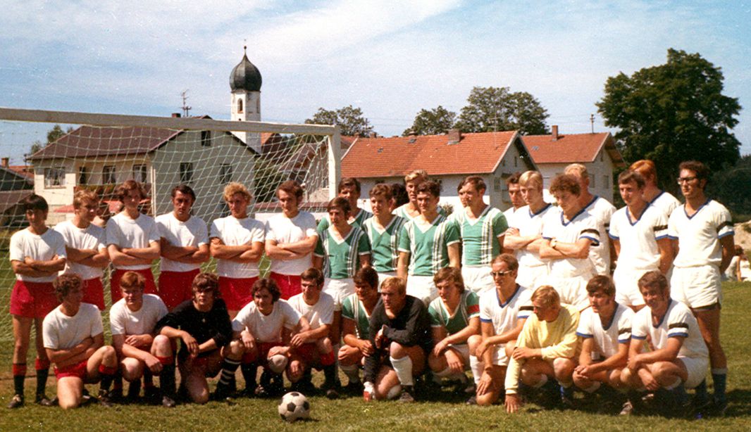 Links, in weiß die Elf des TSV Soyen in weißer Spielkleidung –in gründer SC 66 Rechtmehring. Rechts im Bild der SV Oberndorf. Die Edlinger waren zu diesem Zeitpunkt bereits unter der Dusche.