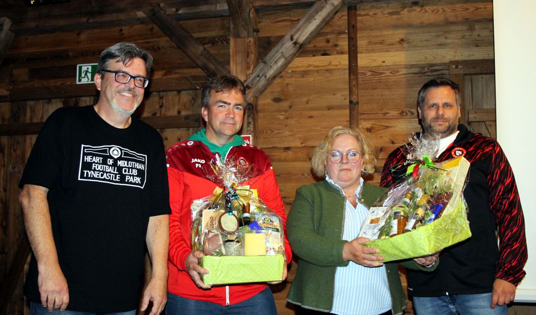 Abschiedsgeschenke für die scheidenden Abteilungsleiter Peter Streicher, Gabi Freundl