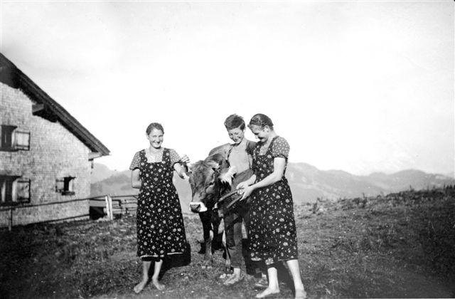 Alpe Schetteregg; Pers. v. li.: Geser Katharina (1917-1980, geb. Bär); Bär Jodok (?-1944, gefallen); Mätzler Maria (1914-2000, geb. Bär)