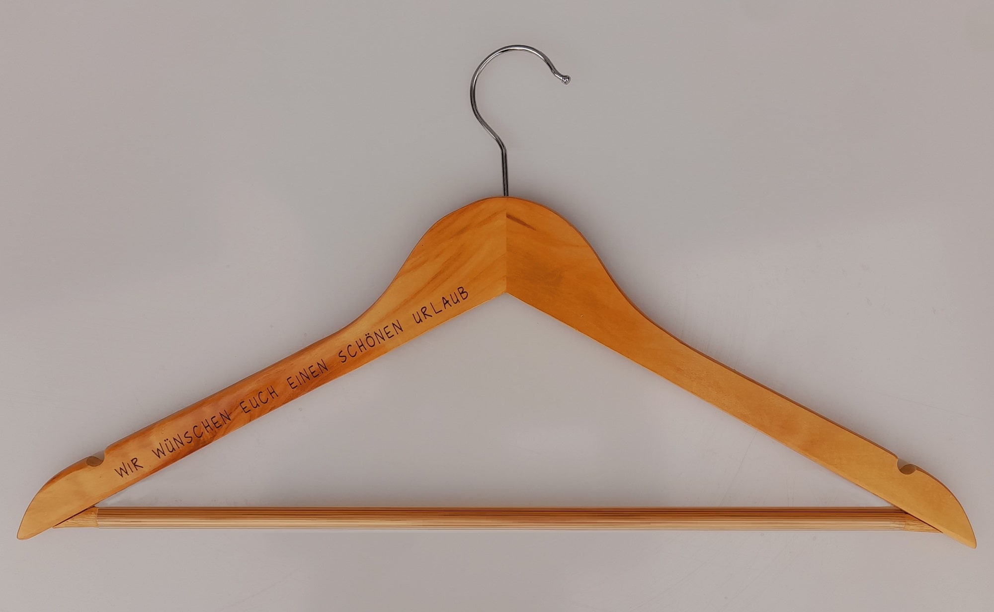 Holz Kleiderbügel mit Steg und Branding