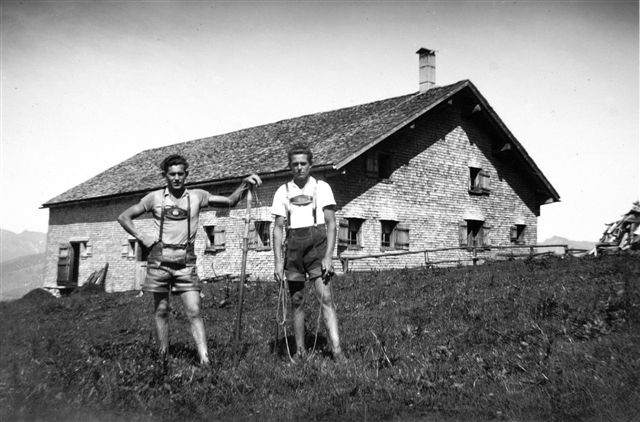 Alphütte Schetteregg mit Hirten; Rechts Feurstein, Oswald (1930-); links Bruder Feurstein, Hans (1926-2003)