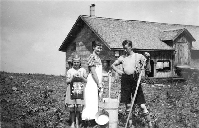 Alpsennerei Schetteregg; Pers. v. li.: Gastmädchen; Mätzler Maria (1914-2000, geb. Bär); Bär Jakob (1913-1999)