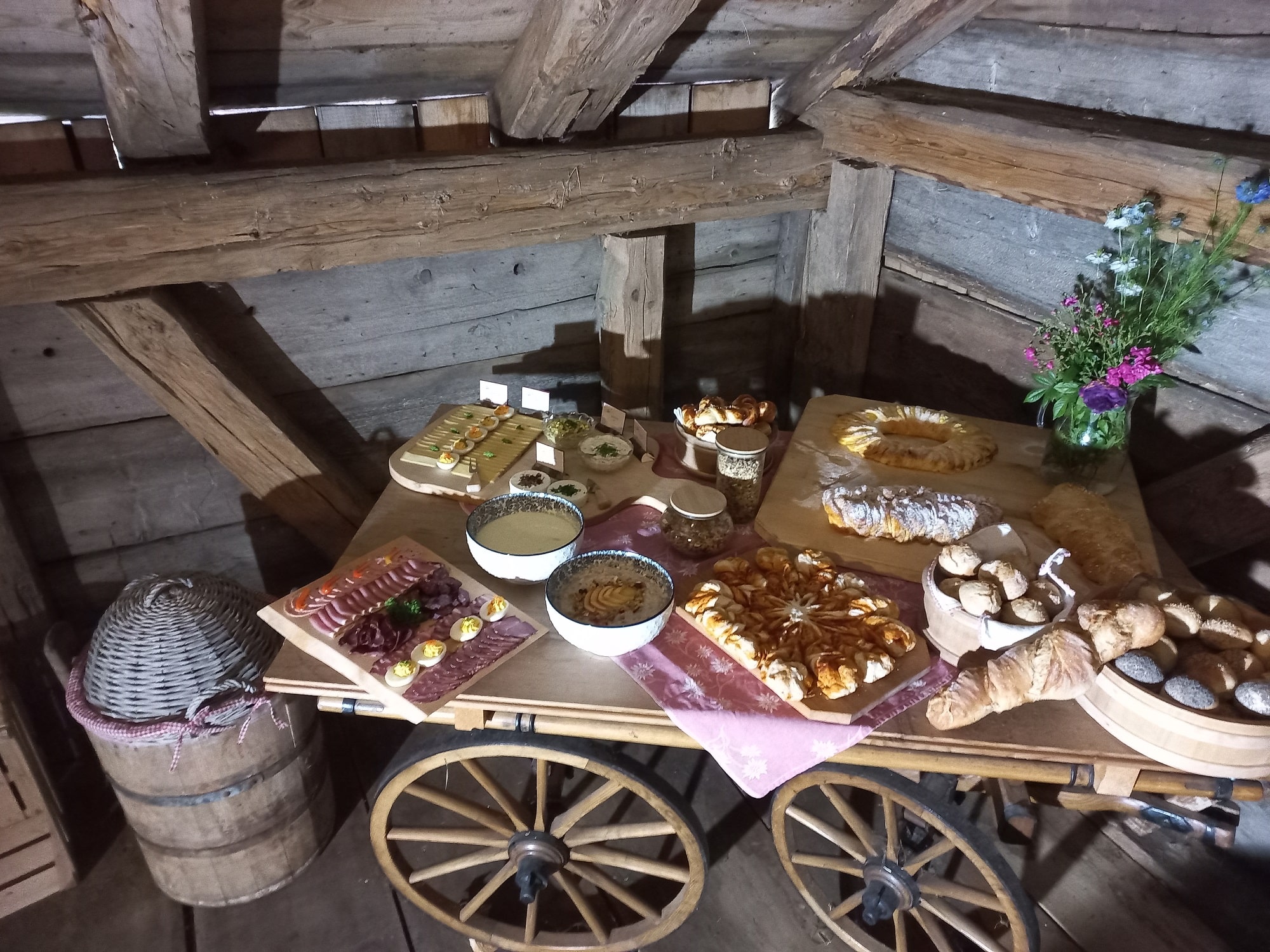 ...mit selbstgebackenem Brot und anderen Produkten aus unserer Biolandwirtschaft