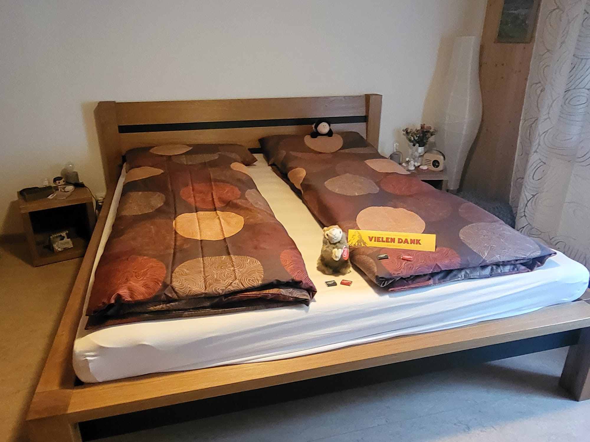 Eichenbettgestell mit schwarzen Einsätzen & passenden Nachttisch Würfeln