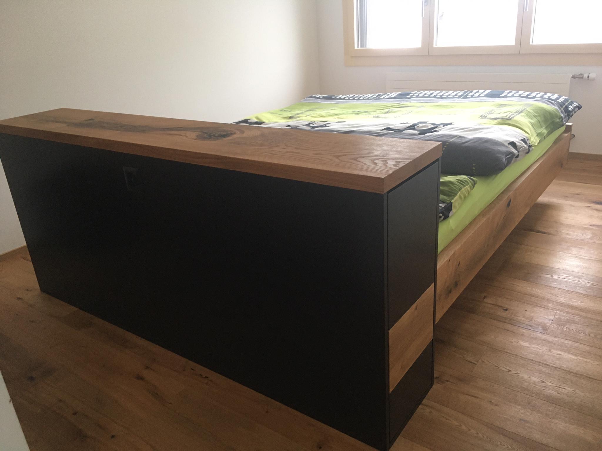 ... mit integrierten Schubladen im Kopfteil