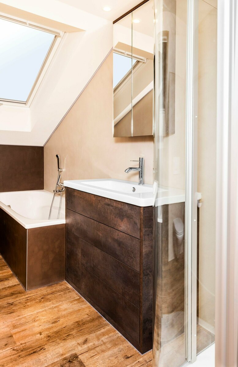 Badezimmermöbel mit Spiegelkasten & passendem Vinyl Boden