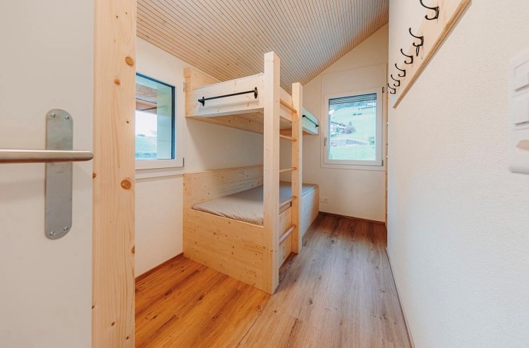 Einrichtung Ferienhaus am See - Stockbett Fichte, Bodenbelag Vinyl