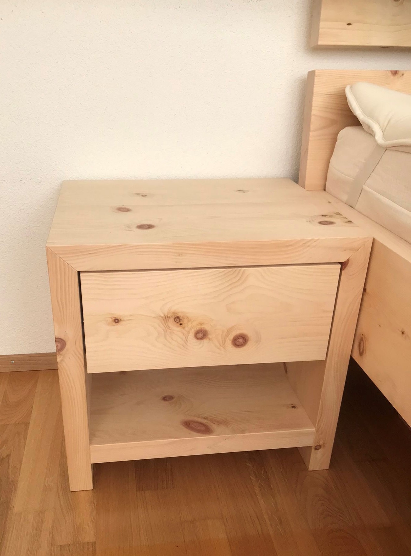 Nachttisch Arve auf Gehrung gearbeitet
