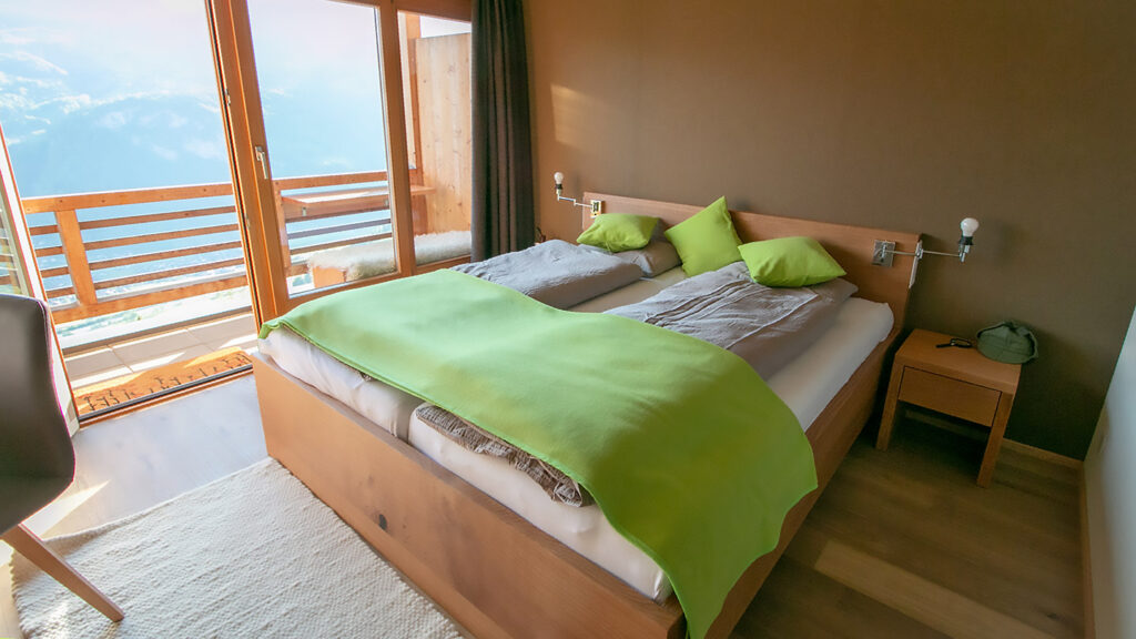 Bett in Eiche mit passendem Nachttischli #Zwirgi