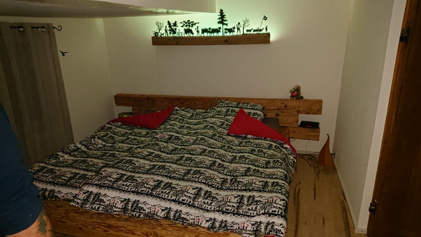 Lungerer Altholz Balken Bett mit Schafwollkissen