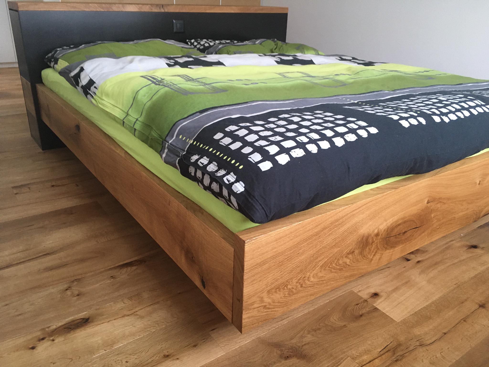Bettgestell Eiche rustikal mit integrierten Schubladen im Kopfteil - individuell