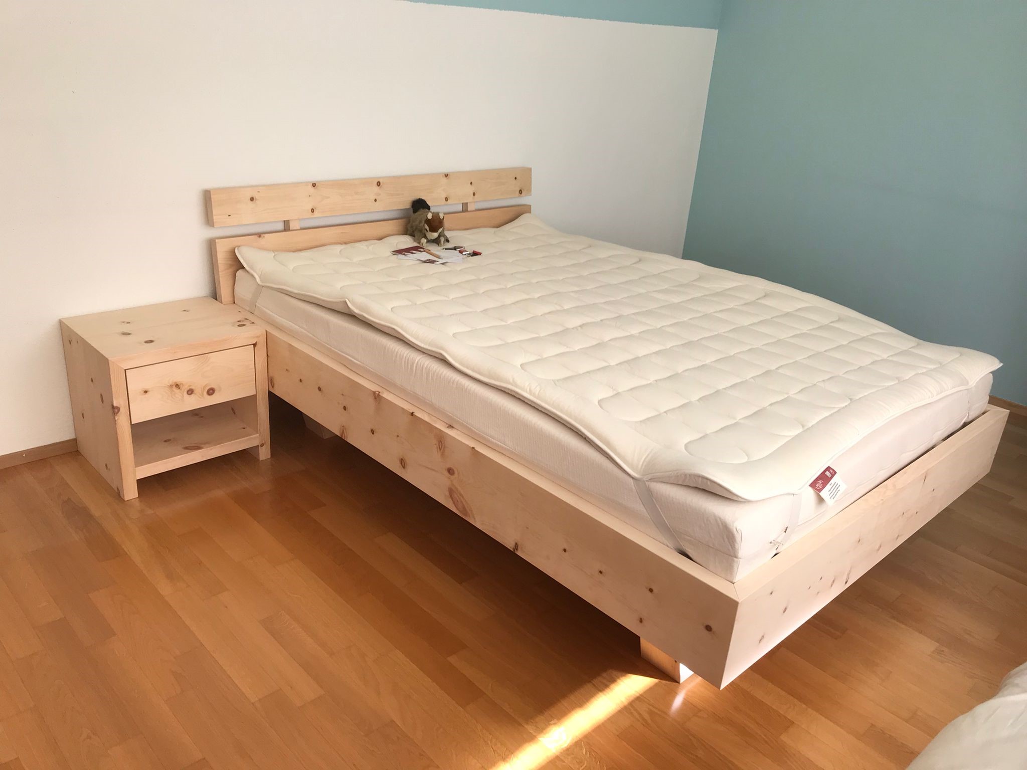 Arve Bett und Nachttisch Alles auf Gehrung gearbeitet