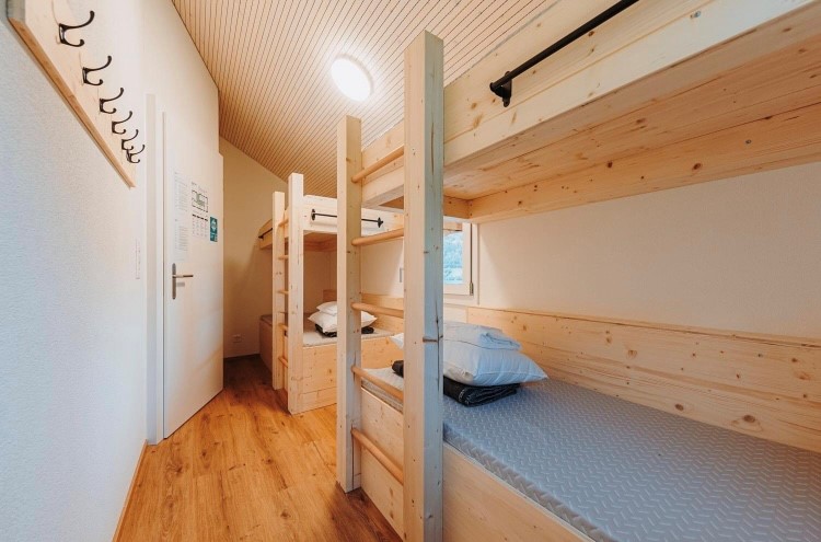 Einrichtung Ferienlager am See - Stockbetten Fichte, Bodenbelag Vinyl