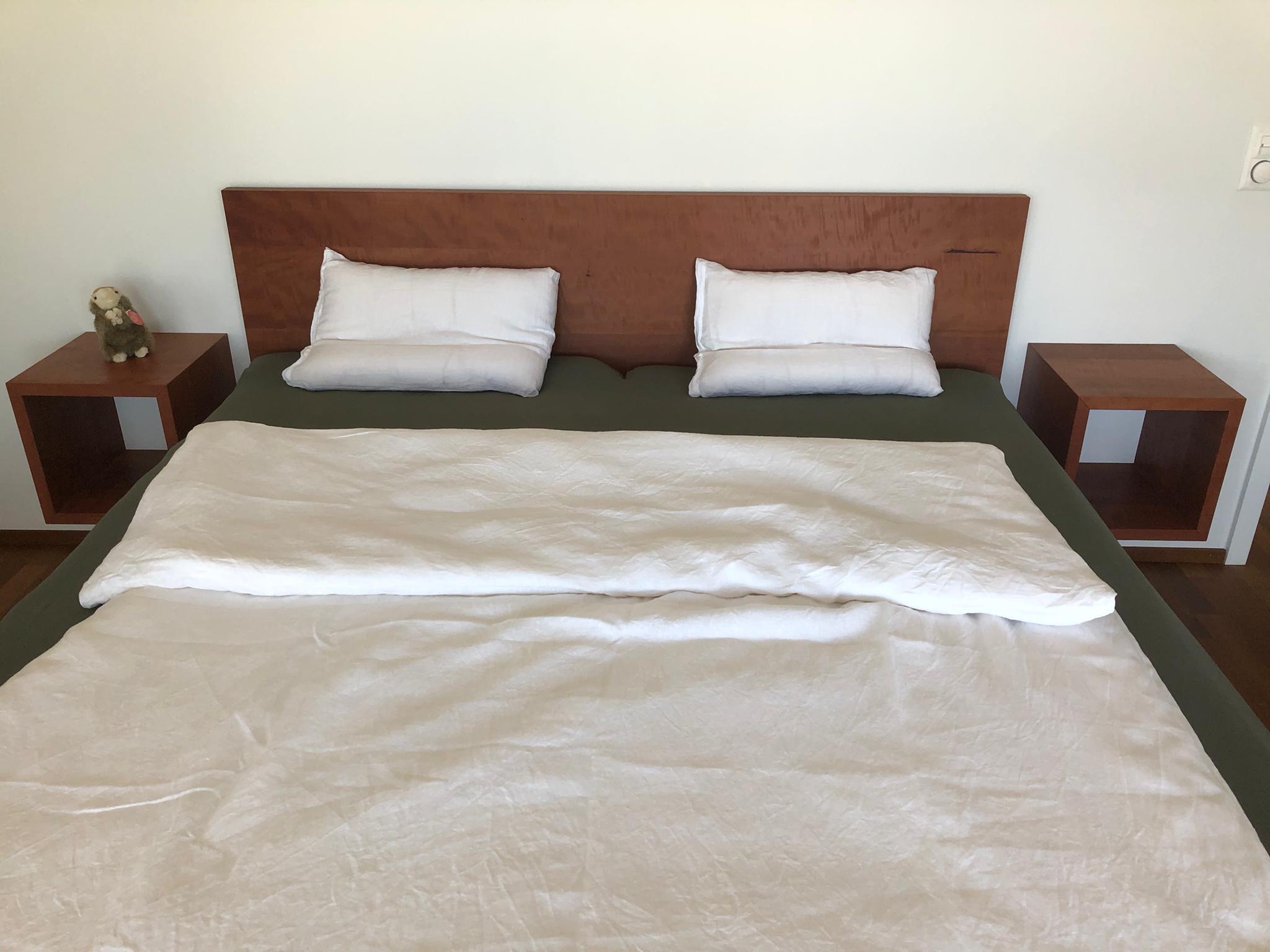 Birnen Holz Bett mit passenden Nachttisch Würfeln