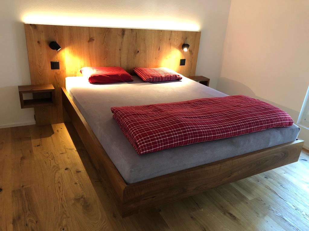 Parkett- mal anders...Nussbaum Bett, Kopfteil mit Parkett fliessend hochgezogen