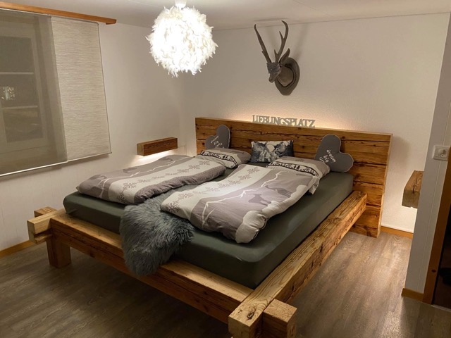 Lungerer Altholz Balken Bett
