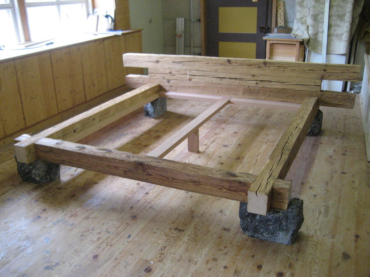 Bett in Altholz mit Natursteinbein