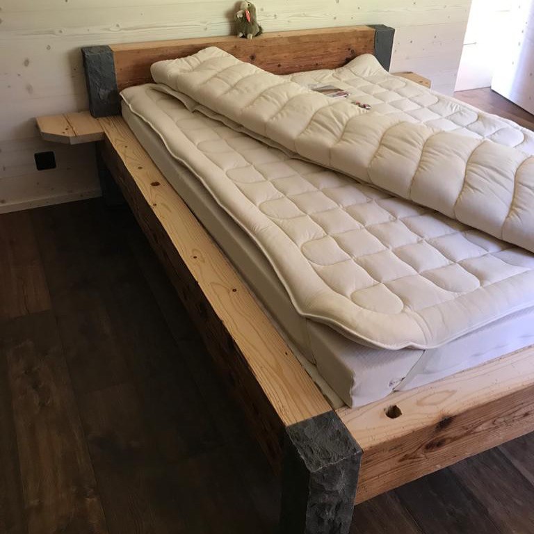 Lungerer Altholz Bett mit GUBER STEINEN ...