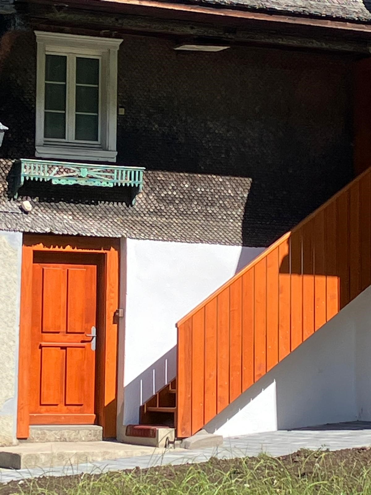 mit neuer Kellertüre und Treppe samt Geländer