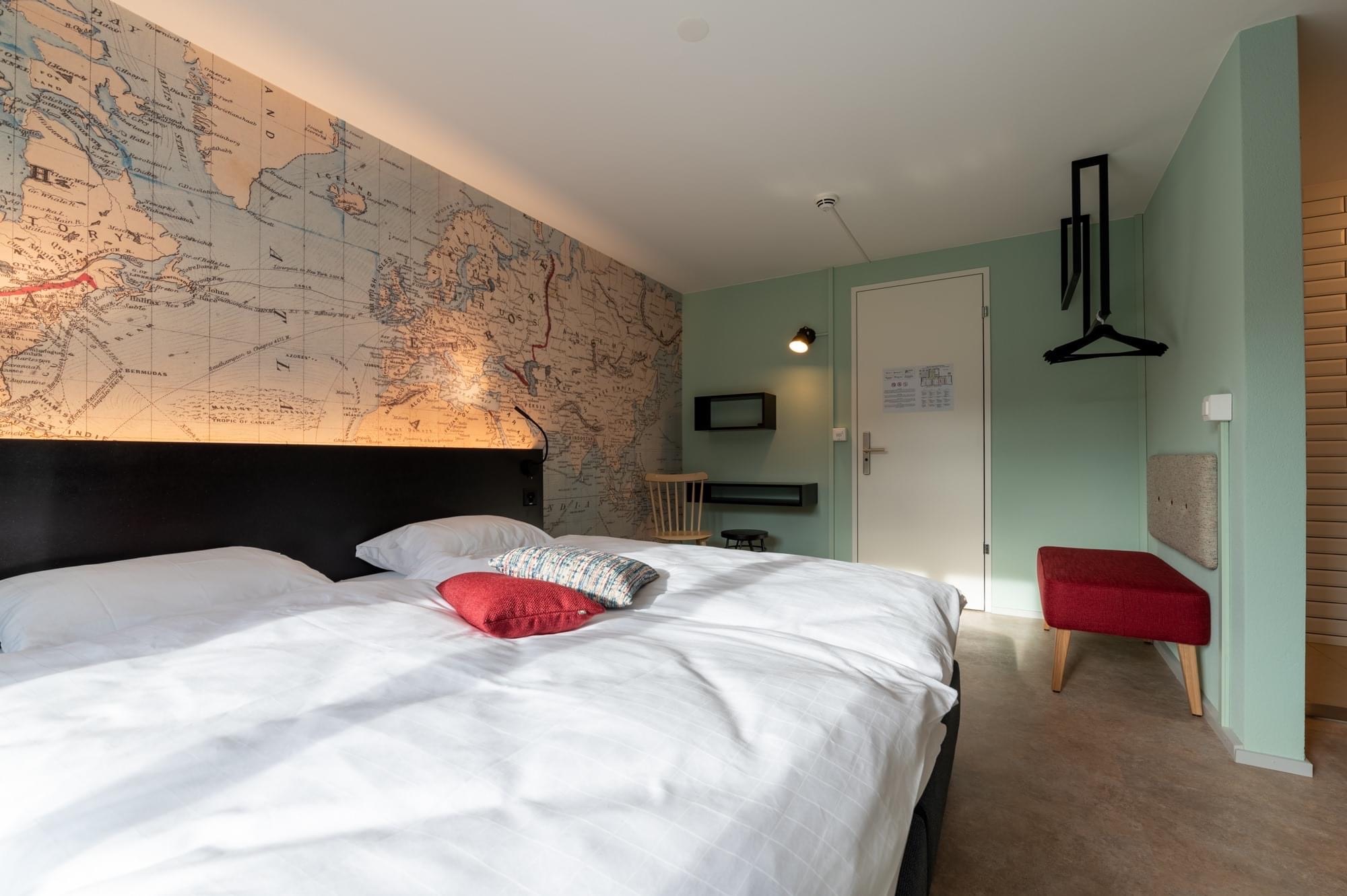 Betthaupt dito oben, mit futuristischen Ablagefächen schwarz & gepolsterter Sitzbank mit Rücklehne