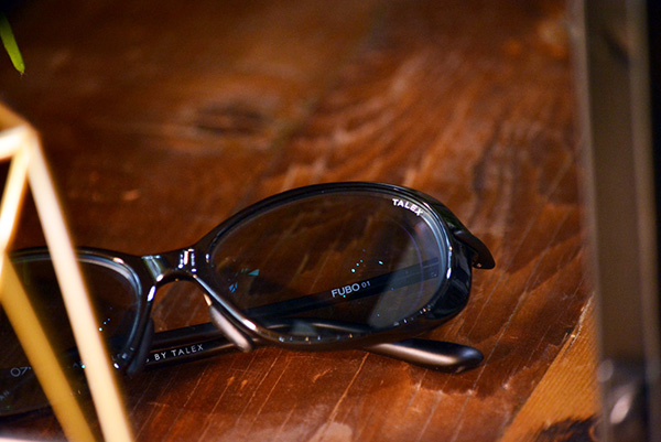 レンズの厚みが目立ち難い】【軽い】【横から光が入りにくい