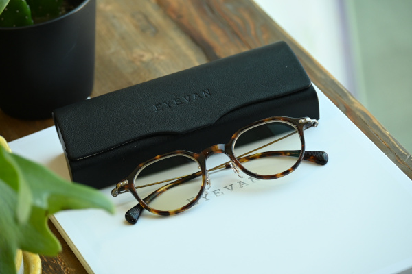 ◎フレーム：EYEVAN / RAMSEY-C　◎レンズ：TALEX / MO'EYE BROWN