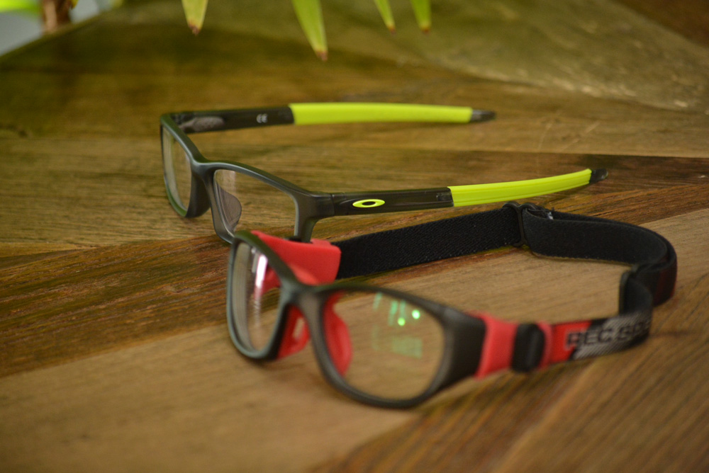 上　フレーム：OAKLEY CROSSLINK YOUTH  レンズ：HOYA 1,60薄型球面レンズ　　下　REC SPECS REC－RS51　レンズ：HOYA 1,60薄型球面レンズ