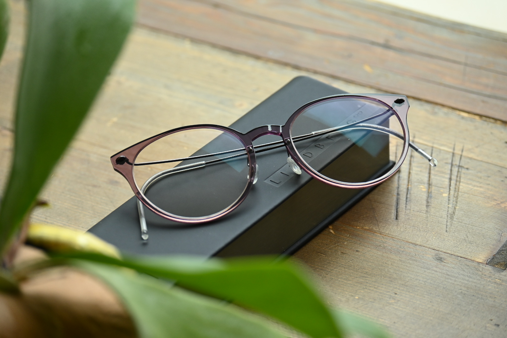 【テニスを楽しむ70代女性がかけるLINDBERG】フレーム：LINDBERG n.o.w 6600　レンズ：Ito Lens ACROLITE1.60 TRN Cort カラーレンズ
