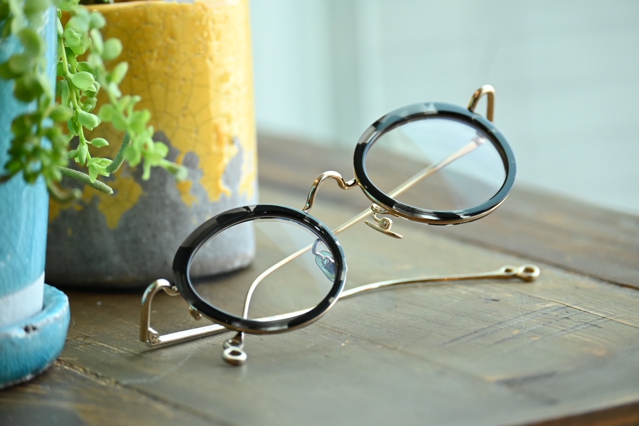 【しっかりと眩しさ対策を施した常用遠近両用メガネ】フレーム：VioRou Nao　レンズ：Ito Lens FFiQ 1.60 NETSPEC Cort カラーレンズ
