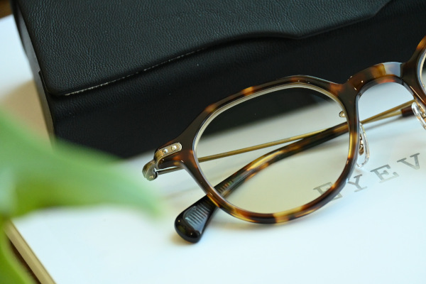 ◎フレーム：EYEVAN / RAMSEY-C　◎レンズ：TALEX / MO'EYE BROWN