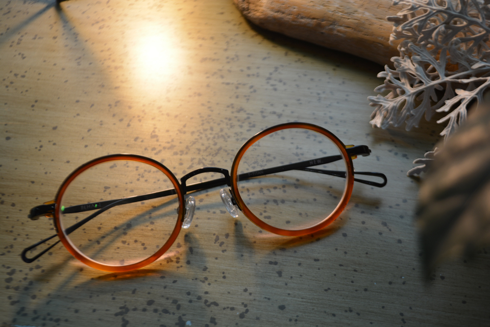 フレーム：NEW. BEHAN C-LIGHT BROWN  税抜13,000円 　レンズ：HOYA 1.60薄型非球面レンズ 税抜8,000円→サービス税抜5,000円　　仕上り価格 税抜18,000円