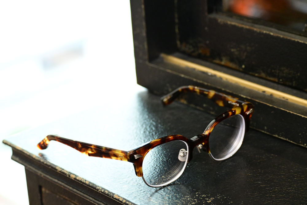 【サイズ大き目のお洒落プリズム入りメガネ】フレーム：EGR SPECTACLES ATLANTIS　レンズ：Ito Lens ACROLITE1.60 TRN Cort