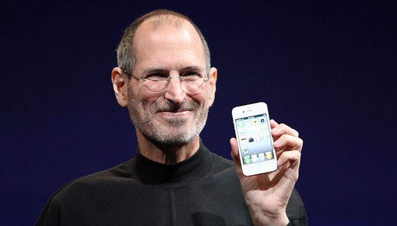 Steve Jobs präsentiert das iPhone 4 (Foto: Matthew Yohe, Lizenz: CC-BY-SA-3.0)