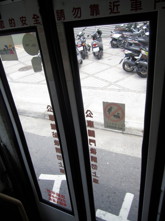 Haha, funny sign on the bus door!