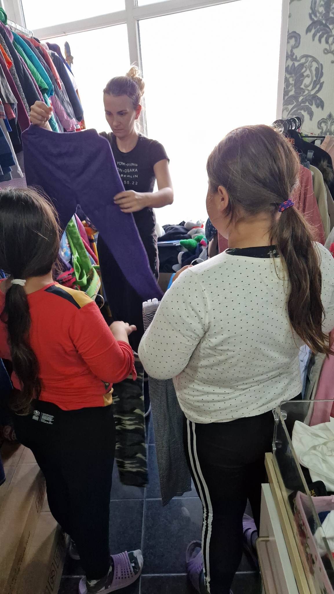 Kinder dürfen sich in unserer Kleiderkammer selbst Kleidung aussuchen!