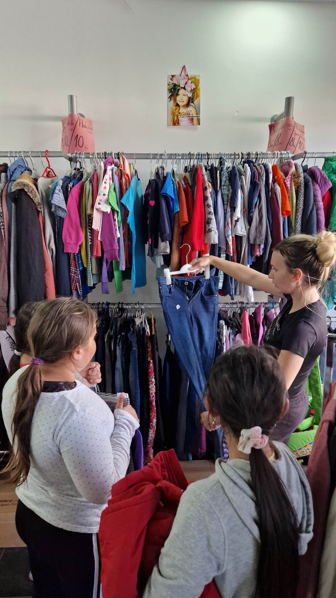 Kinder dürfen sich in unserer Kleiderkammer selbst Kleidung aussuchen!