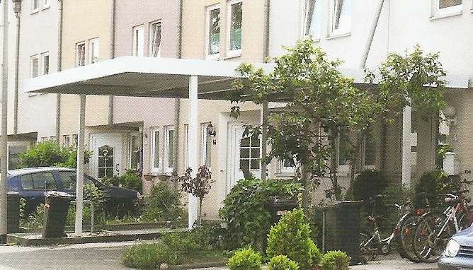 Beispiel-Nr. STC-15  Stahlcarport in weiß vor einem Reihenhaus