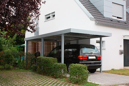 Beispiel-Nr. STC-1   Einzelcarport in Stahlbauweise mit Rückwand Offene Lattung Rhombusprofil, Sonder-RAL-Farbton Stützen und Attika