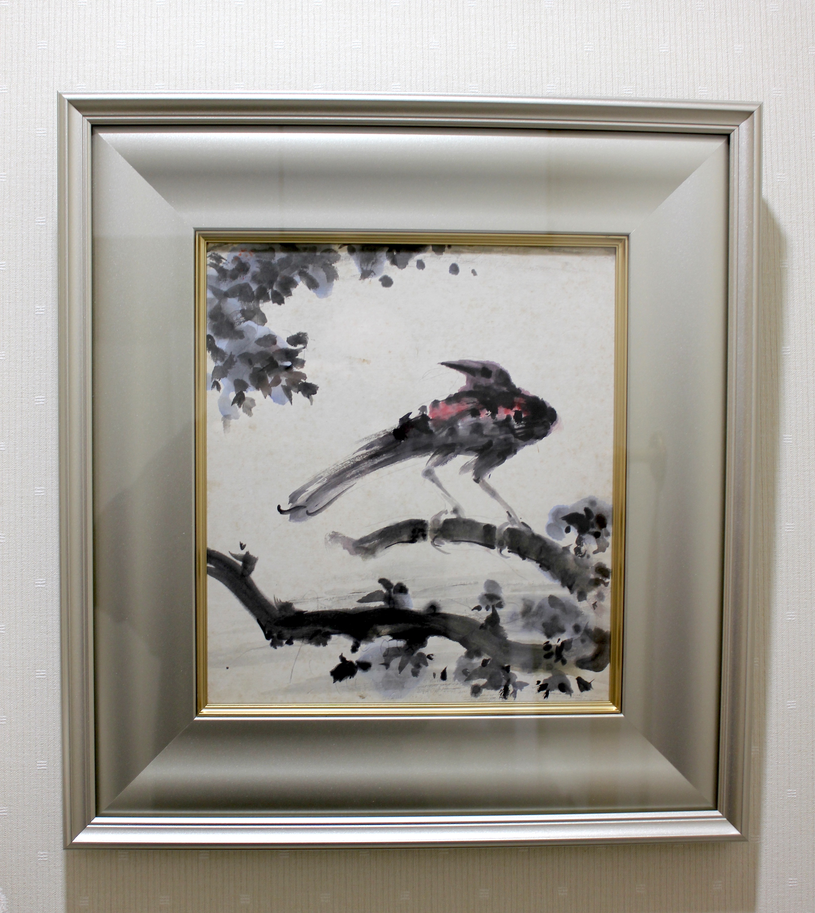Kunitaro Suda   /  須田国太郎　　鳥　　墨、水彩、色紙　１９５０年頃　　　　　　東西美術の融合を求め、独自の明暗法による近代油彩画境を開拓し、47年（昭和22）日本芸術院会員に推された。50年京都市立美術大学教授、学長代理として後進の指導にあたりながら、独立展ほかにも発表を続け、『犬』などにみる神秘感を秘めた深い写実画境に達した。