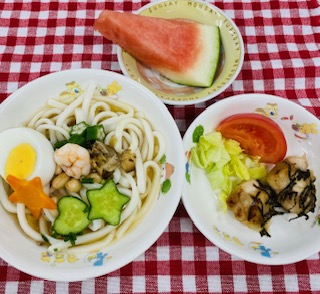 7/7　冷やしうどん  鶏ののり焼き  生野菜  すいか