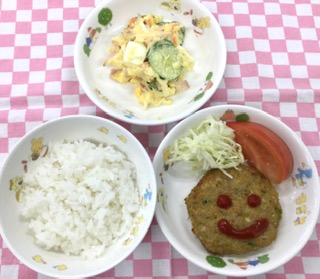 9/10　ご飯　豆腐ハンバーグ　茹で野菜　野菜サラダ