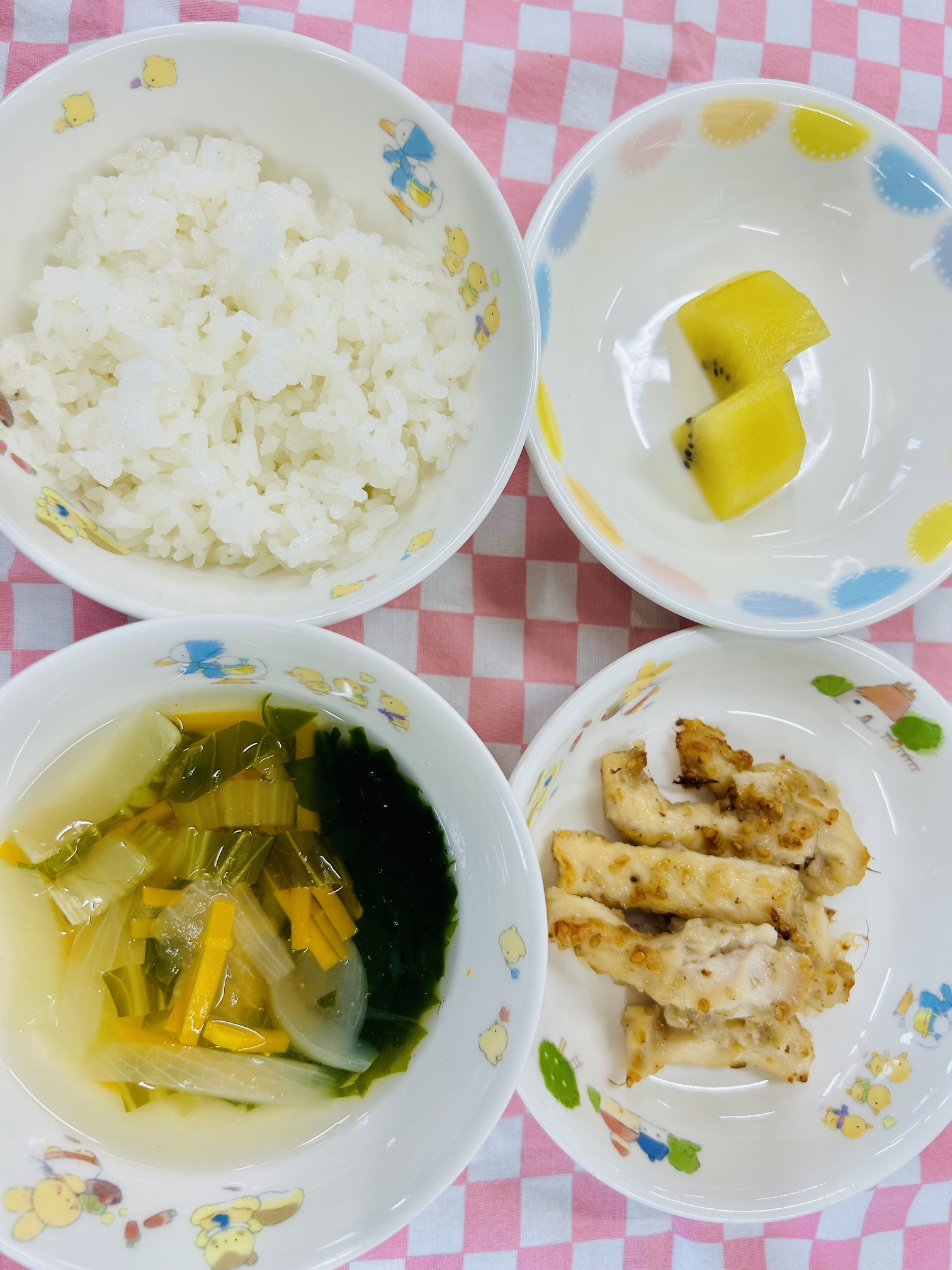 6/19　ご飯  すまし汁  鶏むねのごまみそ焼き  キウィフルーツ