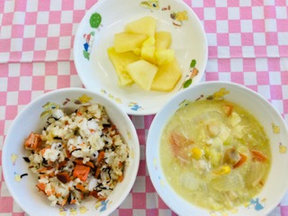 10/30　鮭とひじきの混ぜご飯　豆乳コーン鍋　さつま芋のりんご煮